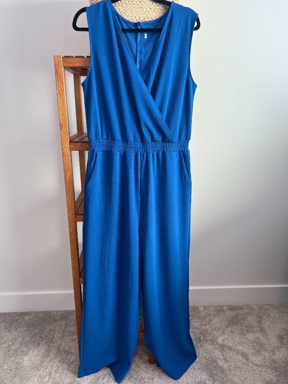 Sleeveless V-neck jumpsuit with pockets in bright blue